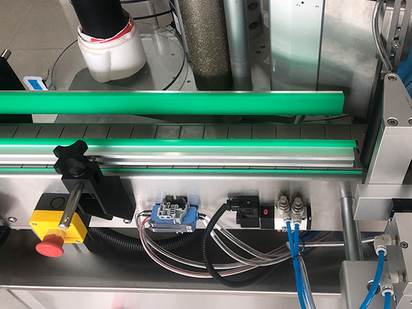 自動化白醋稱重灌裝機械細節實拍